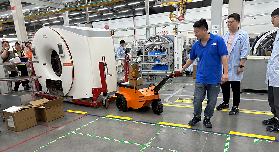 Check out the Siemens factory tests the sinolift ML200A electric towing tractor and enters into a formal partnership.
